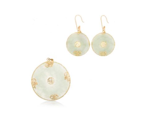 CHINESE JADE PENDANT AND PAIR OF EARRINGS, FOURTEEN CARAT GOLD each formed with a round disc, inset Chinese character symbol 