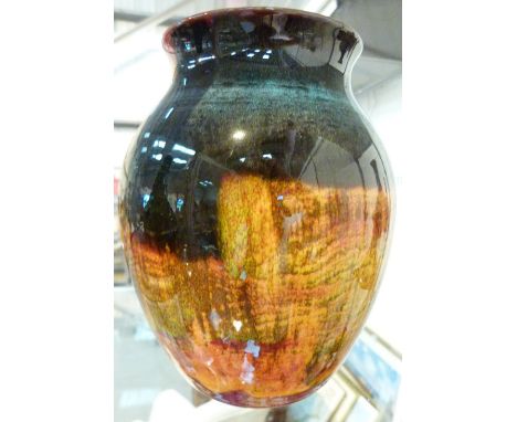 Modern Poole pottery vase. H: 17 cm