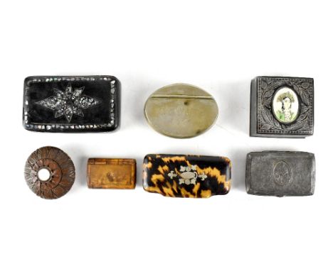 Various antique and vintage snuff boxes to include a plated oval box with the name 'JC Trams' to the lid and two hands to the