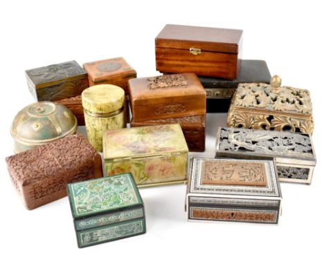 Various jewellery/trinket boxes to include plain and carved wood, pierced metal, leather, turned alabaster, pierced resin exa