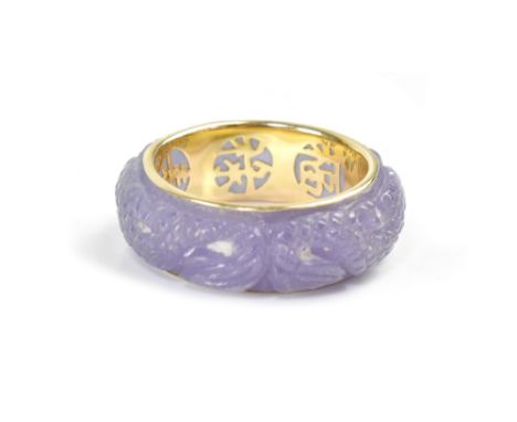 A 14ct yellow gold ladies' ring with lilac jade-effect carved insert in the Oriental style, marked 14K to the band and variou