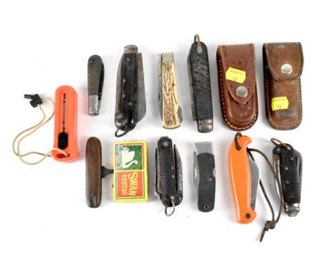 Various vintage and modern country pursuits/farming use knives to include a multitool, hoof tools and fishing (12).