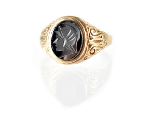 A gentlemen's vintage hallmarked 9ct gold intaglio seal signet ring with the head of a gladiator against, size T, approx 4.5g