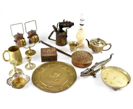 A quantity of mixed metalware to include a vintage Oxo cube tin, oil cans, brass tankards, plated candlesticks, small plated 