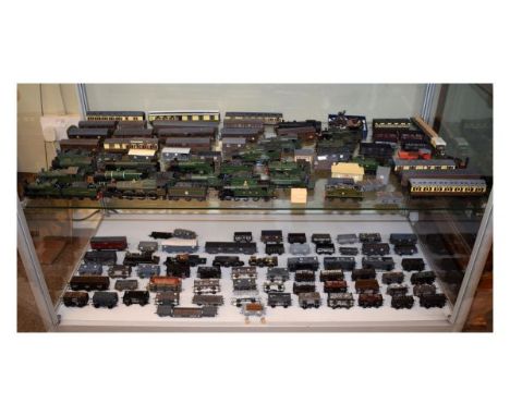Model Railway - Various 00 gauge - A large collection of locos, carriages and rolling stock including Mainline, Bachmann and 