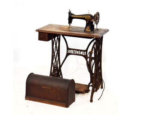 Vintage Singer treadle sewing machine   Condition: 