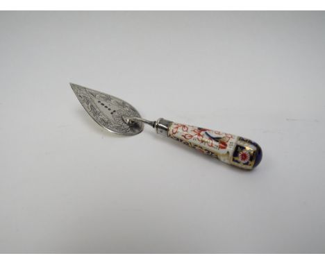 A Victorian Cornelius Desormeaux Saunders &amp; James Frances Hollings Shepherd miniature silver trowel with Imari pattern ha