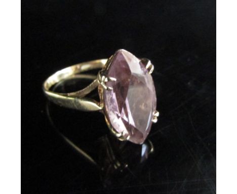 A gold ring set with a lozenge shaped amethyst. Size K, 2.5g 