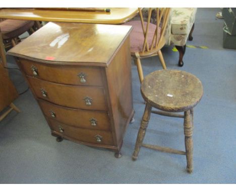 A vintage walnut veneered serpentine fronted chest of four drawers on short cabriole feet, 70.5cm h x 50.5cm w, together with