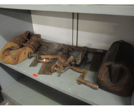A selection of vintage tools to include a Record plane, together with a doctor's bagLocation: 