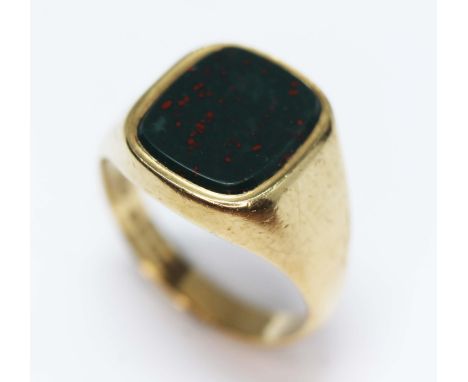 An 18ct gold bloodstone signet ring, sponsors mark 'BS', Birmingham 1965, gross wt. 7.76g, size P/Q.  