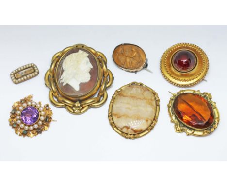 Assorted 19th century yellow metal jewellery comprising an amethyst, pearl and emerald set yellow metal pendant/brooch (as fo