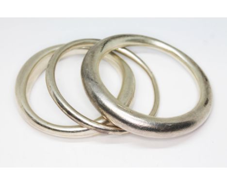 A Modernist textured silver bangle by Poppy Dandiya and two others similar, diameter approx. 6.5cm each, wt. 97.80g.  Conditi