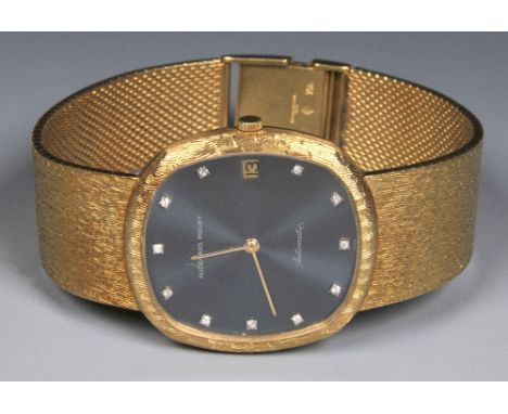 AN AUDEMARS PIGUET 18CT GOLD GENTLEMANS AUTOMATIC WRIST WATCH with integral strap amd black face with calendar aperture, with