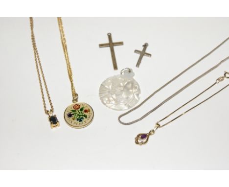 A SMALL COLLECTION OF MISCELLANEOUS JEWELLERY including a 9ct gold pendant and chain with stylised amethyst setting, a furthe