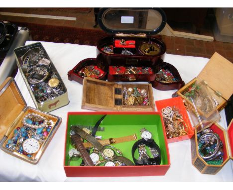 A generous quantity of costume jewellery in trinket boxes and alike 