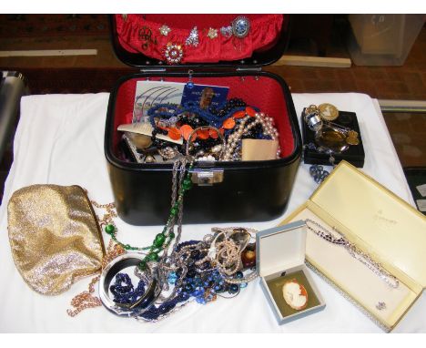 A lady's vintage vanity case of costume jewellery 