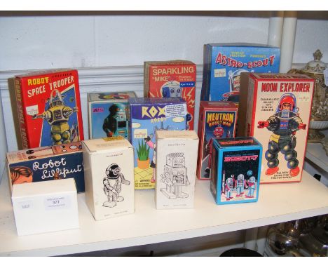A quantity of vintage tinplate robots and space exploration figures 