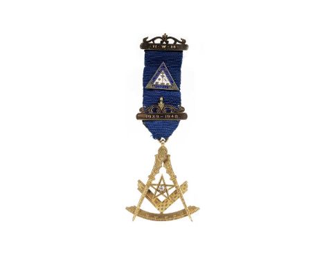 FIFTEEN CARAT GOLD DIAMOND SET MASONIC JEWEL, LODGE C GOVANHILL NO. 1222 formed as a compass device, inscribed 1939-40 to bar