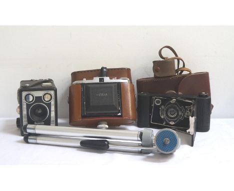 SMALL LOT OF VINTAGE CAMERASThe Mayfair (folding) Camera with leather case, Nettar (Zeiss Ikon) with case, a Brownie six-20 w