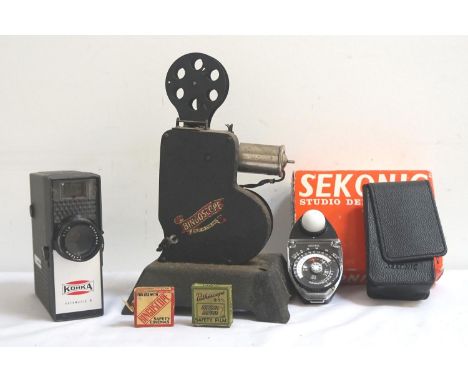 SELECTION OF FILM & PHOTOGRAPHY EQUIPMENTincluding a Vivitar 283 studio flash kit consisting of three flash guns and an assor