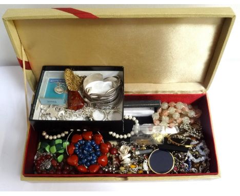 GOOD SELECTION OF SILVER AND OTHER VINTAGE JEWELLERYincluding silver bangles, a silver gilt lattice heart pendant on chain, a