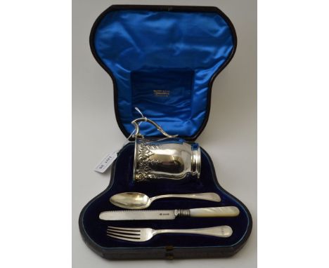 A cased silver mug, Sheffield 1902, 121g, with associated silver blade mother-of pearl handled knife, and a plated fork and s