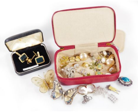 A small quantity of mixed costume jewellery, to include decorative brooches, clip on earrings, two butterfly brooches, a silv