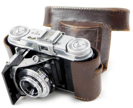 A mid 20thC Voigtlander Vito II camera, in a leather case, 13cm W.