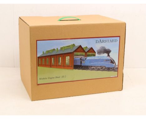 Darstaed: A boxed Darstaed, O Gauge, Modular Engine Shed, Reference ES-2. Original box, general wear expected with age. Used 