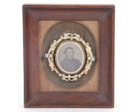 Victorian metal framed oval swivel brooch featuring to the centre a photo portrait of a gentleman, overall brooch size 5x5cm,