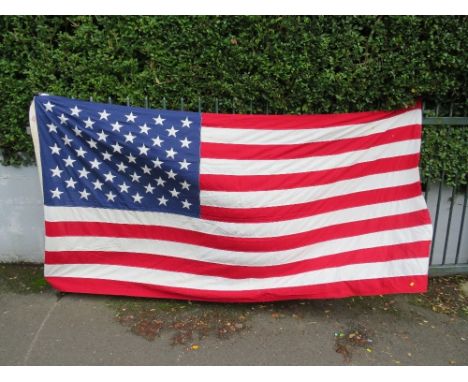 A VINTAGE US COFFIN / DRAPE FLAG BY VALLEY FORGE, 148 cm x 296 cm