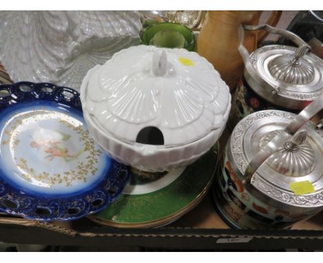 A tray of vintage ceramics to include two imari style cracker barrels 