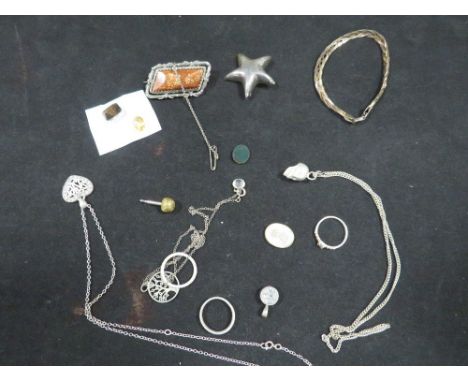 A quantity of mostly silver vintage and antique jewellery 