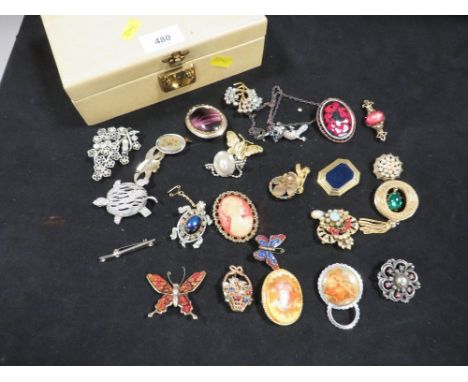 A jewellery box of vintage brooches 