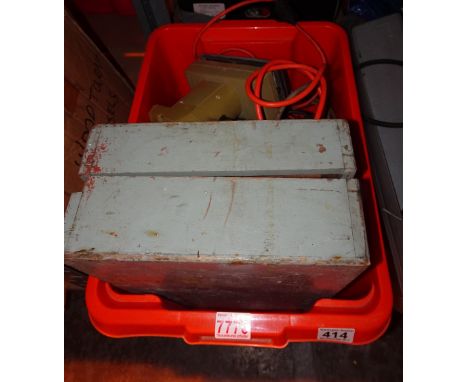 Fitted box and quantity of power tools 