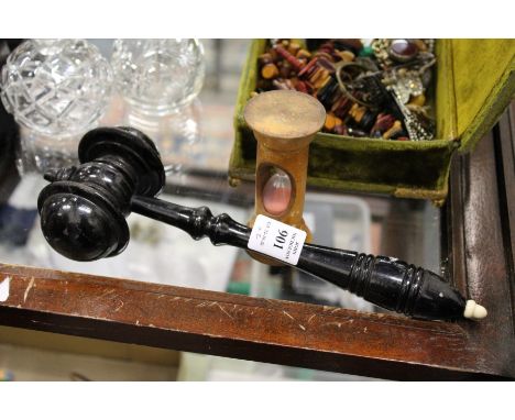 An ebonised gavel and an egg timer.