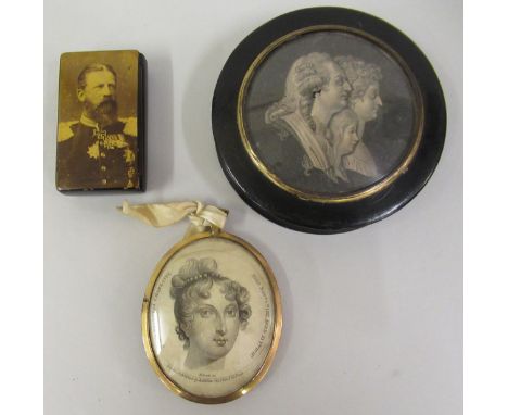 19th Century black lacquered papier mache snuff box, the cover inset with an engraved triple portrait, together with a gilt m