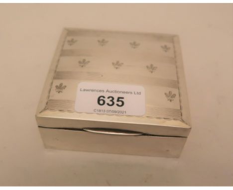 Edwardian silver cigarette box with engine turned and engraved decoration of fleur-de-lis 