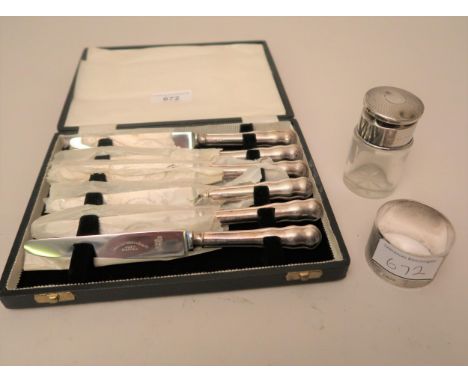 Set of six silver handled tea knives, cased, a silver napkin ring and a silver mounted glass smelling salts bottle 