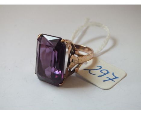 18ct gold ring set with large corrundite stone approx size R  