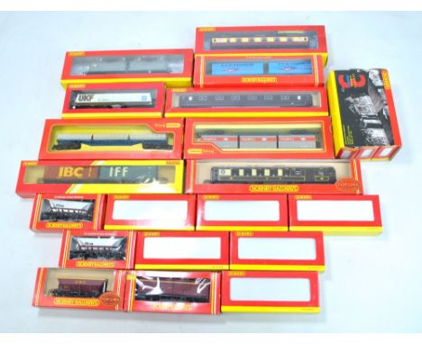 HORNBY AND TRI-AND HORNBY; a group of 00 gauge rolling stock including R030 'Fletcher International Sportsboats 2x30' contain
