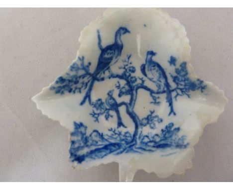 A Caughley porcelain pickle leaf dish, printed in blue with birds in branches pattern, c1785, 9cm max