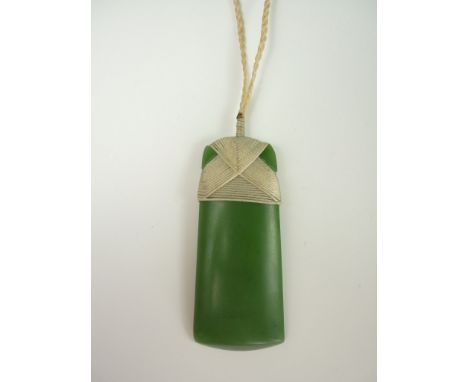 A Maori jade axe head form pendant, 7.5 cm 