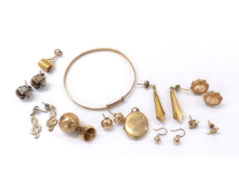 Assorted 9ct jewellery to include five pairs of earrings, charm, locket and a bangle, 16.1gm; with two pairs of plated earrin