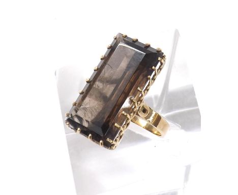 9ct quartz single stone rectangular-cut ring, 25mm x 13mm, 6.7gm, ring size Q 