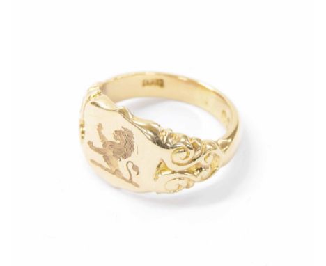 George V 18ct intaglio ring with engraved crest, Birmingham 1918, maker 'HC & S', 12.7gm, ring size R/S 