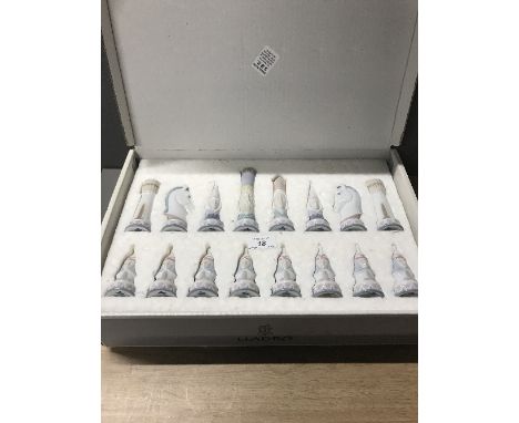 LLADRO FIGURINE 6333 MEDIEVAL CHESS SET