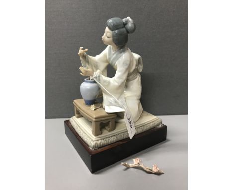 LLADRO FIGURINE GEISHA GIRL WITH FLOWERS (DAM)