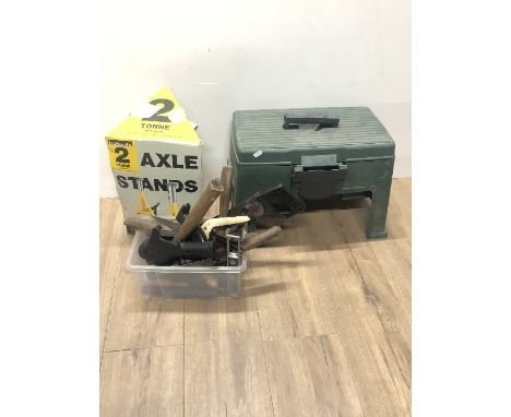 TWO BOXED AXLE STANDS TOGETHER WITH A SMALL BOX OF VINTAGE TOOLS, BENCH VICE, RATCHET SET ETC
